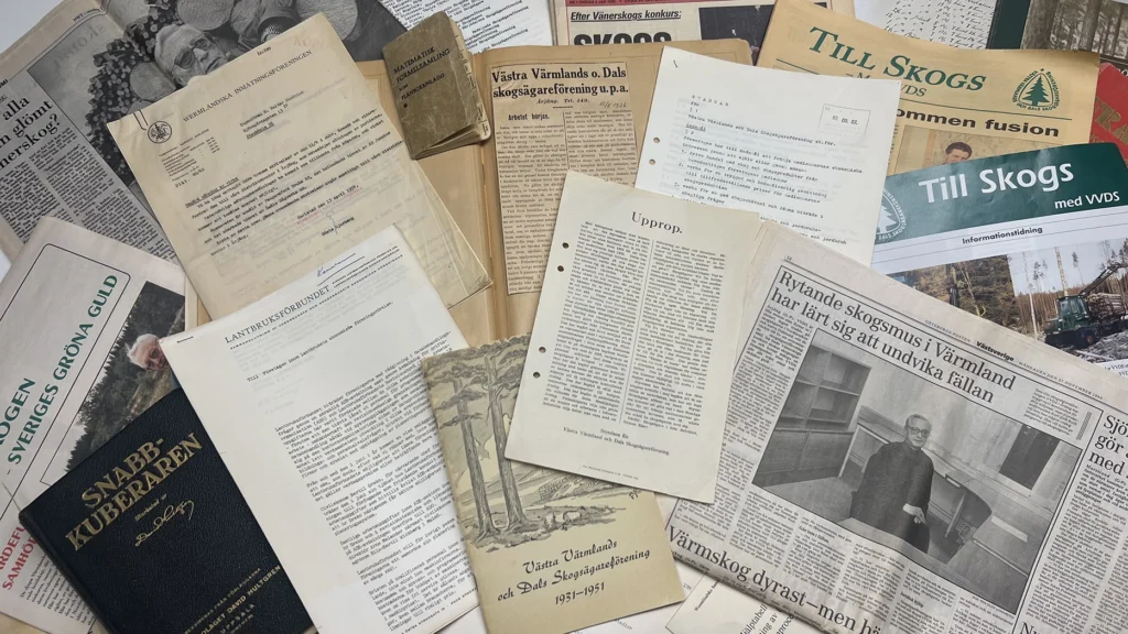 Historiska dokument och tidningsurklipp ur företagets arkiv